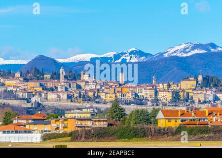 Luftaufnahme der italienischen Stadt Bergamo vom angrenzenden Flughafen aus gesehen Stockfoto