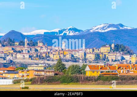 Luftaufnahme der italienischen Stadt Bergamo vom angrenzenden Flughafen aus gesehen Stockfoto