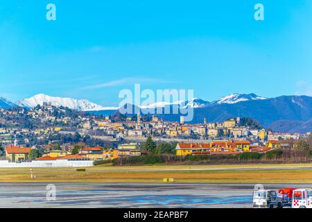 Luftaufnahme der italienischen Stadt Bergamo vom angrenzenden Flughafen aus gesehen Stockfoto