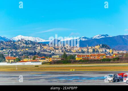 Luftaufnahme der italienischen Stadt Bergamo vom angrenzenden Flughafen aus gesehen Stockfoto