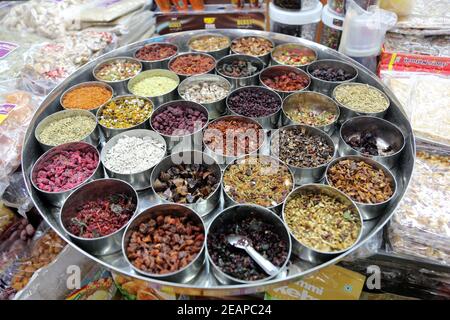 Verschiedene Gewürze und Kräuter in Metall Schalen auf einem Straßenmarkt in Kolkata, Indien Stockfoto