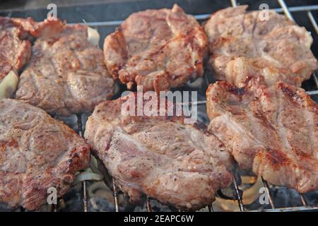 Prozess des Kochens von Fleisch. Steak auf dem Grill. Vorbereitung appetitlich Schweinefleisch draußen Stockfoto