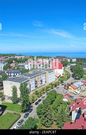 Panorama von Wladyslawowo Stadt von oben mit Straßen beherbergt Autos Und Meer Stockfoto