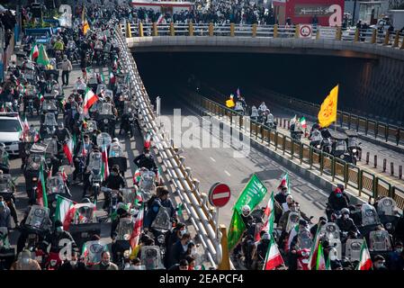 Teheran, Iran. Februar 2021, 10th. Iraner nehmen an der Kundgebung Teil, um den 42nd. Jahrestag des Sieges der Islamischen Revolution des Iran zu gedenken, die von Motorrädern inmitten der COVID-19-Pandemie in Teheran, Iran, am 10. Februar 2021 abgehalten wurde. (Foto: Sobhan Farajvan/Pacific Press/Sipa USA) Quelle: SIPA USA/Alamy Live News Stockfoto