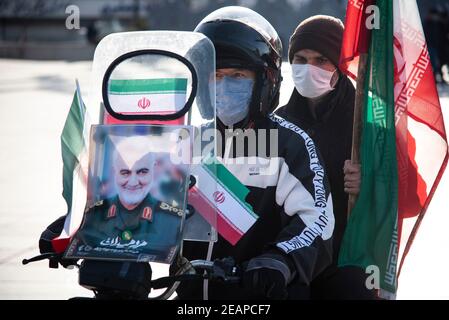 Teheran, Iran. Februar 2021, 10th. Iraner nehmen an der Kundgebung Teil, um den 42nd. Jahrestag des Sieges der Islamischen Revolution des Iran zu gedenken, die von Motorrädern inmitten der COVID-19-Pandemie in Teheran, Iran, am 10. Februar 2021 abgehalten wurde. (Foto: Sobhan Farajvan/Pacific Press/Sipa USA) Quelle: SIPA USA/Alamy Live News Stockfoto