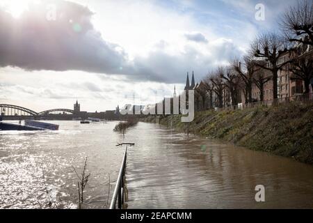 Köln, Februar 4th. 2021, Rheinflut, im Hintergrund die Hohenzollernbrücke und rechts der Dom Köln, Deuts Stockfoto