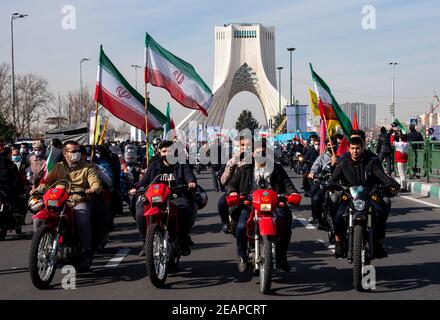 Teheran, Iran. Februar 2021, 10th. Iraner nehmen an der Kundgebung Teil, um den 42nd. Jahrestag des Sieges der Islamischen Revolution des Iran zu gedenken, die von Motorrädern inmitten der COVID-19-Pandemie in Teheran, Iran, am 10. Februar 2021 abgehalten wurde. (Foto: Sobhan Farajvan/Pacific Press/Sipa USA) Quelle: SIPA USA/Alamy Live News Stockfoto