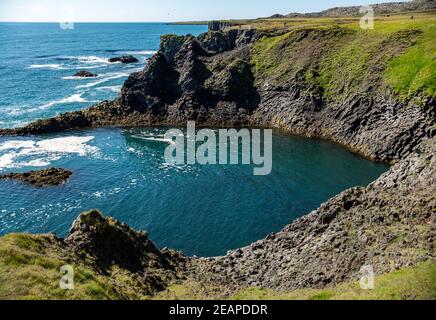 Die Klippen zwischen Arnarstapi und Hellnar in Snaefellsnes, Westisland Stockfoto