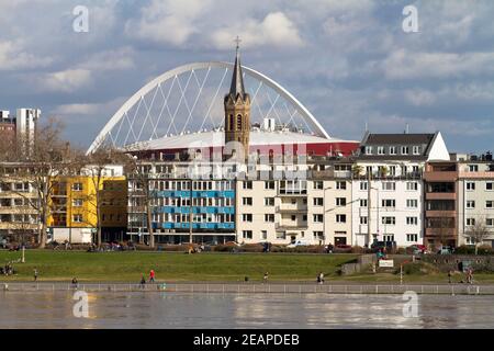 Blick über den Rhein zum Stadtteil Deutz, St.-Johannes Kirche vor der Lanxess Arena, Köln, Deutschland. Blick über den Rhein auf den S Stockfoto