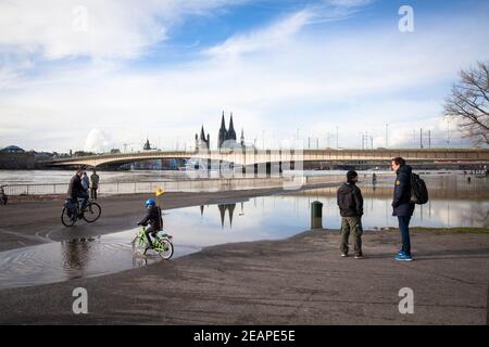 Hochwasser des Rheins am 4th. Februar. 2021, Blick vom überfluteten Rheinufer in Deutz auf die Deutzer Brücke, den Dom und die Kirche Gros Stockfoto