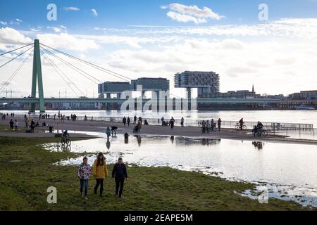 Hochwasser des Rheins am 4th. Februar. 2021, Blick vom überfluteten Ufer im Ortsteil Deutz auf die Severins-Brücke und den Rheinauer Hafen mit t Stockfoto