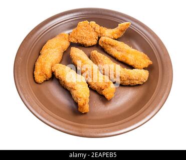 Mehrere Hähnchenstreifen auf brauner Platte isoliert Stockfoto