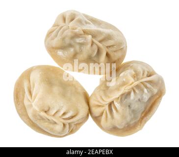 Blick von oben auf einige gekochte Manti isoliert auf weiß Stockfoto