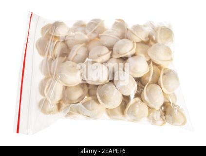 Gefrorene Pelmeni in Plastiktüte isoliert Stockfoto
