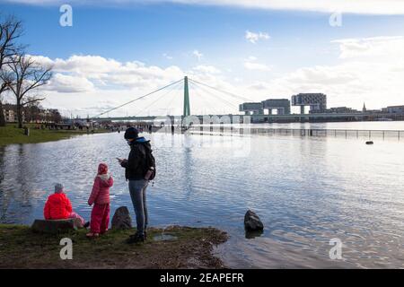 Hochwasser des Rheins am 4th. Februar. 2021, Blick vom überfluteten Ufer im Ortsteil Deutz auf die Severins-Brücke und den Rheinauer Hafen mit t Stockfoto