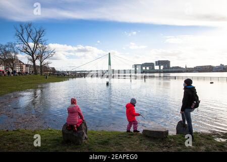 Hochwasser des Rheins am 4th. Februar. 2021, Blick vom überfluteten Ufer im Ortsteil Deutz auf die Severins-Brücke und den Rheinauer Hafen mit t Stockfoto