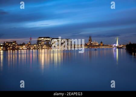 Hochwasser des Rheins am 4th. Februar. 2021, Blick über die überflutete Wiese im Ortsteil Deutz zum Rheinauer Hafen mit den Kranichhäusern und zu Stockfoto
