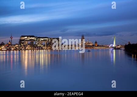 Hochwasser des Rheins am 4th. Februar. 2021, Blick über die überflutete Wiese im Ortsteil Deutz zum Rheinauer Hafen mit den Kranichhäusern und zu Stockfoto