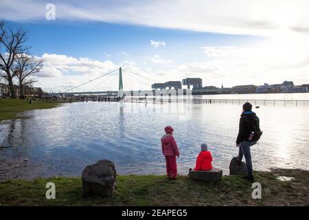 Hochwasser des Rheins am 4th. Februar. 2021, Blick vom überfluteten Ufer im Ortsteil Deutz auf die Severins-Brücke und den Rheinauer Hafen mit t Stockfoto