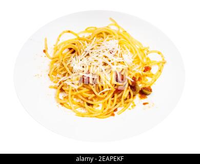 Gemischte Spaghetti alla Sorrentina auf weißem Teller Stockfoto