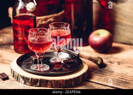 Hausgemachtes Beerenalkoholgetränk und Schokolade Stockfoto