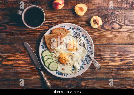 Frühstück Toast mit Spiegelei mit Gemüse, Obst und coff Stockfoto