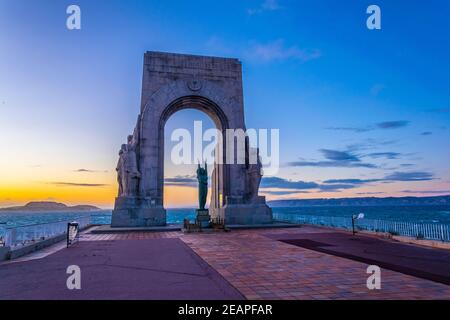 Blick auf den Sonnenuntergang la porte de L'Orient Monument in Marseille, Frankreich Stockfoto