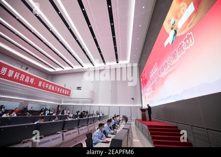 (210210) -- PEKING, 10. Februar 2021 (Xinhua) -- Technische Mitarbeiter feiern, nachdem Chinas Sonde Tianwen-1 erfolgreich in die Umlaufbahn um den Mars im Beijing Aerospace Control Center in Peking, Hauptstadt von China, 10. Februar 2021 eingetreten ist. Chinas Sonde Tianwen-1 ist am Mittwoch nach einer fast siebenmonatigen Reise von der Erde erfolgreich in die Umlaufbahn um den Mars eingedrungen. (Xinhua/Jin Liwang) Stockfoto