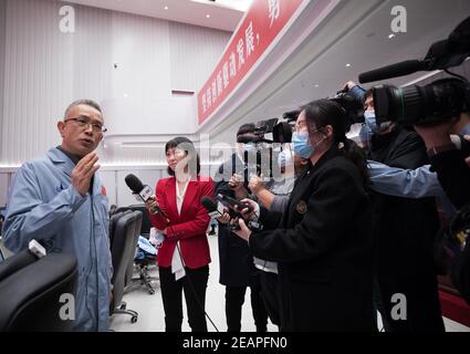 (210210) -- PEKING, 10. Februar 2021 (Xinhua) -- Zhang Rongqiao, Chefkonstrukteur von Chinas erster Mars-Explorationsmission, spricht in einem Interview im Beijing Aerospace Control Center in Peking, Hauptstadt von China, 10. Februar 2021. Chinas Sonde Tianwen-1 ist am Mittwoch nach einer fast siebenmonatigen Reise von der Erde erfolgreich in die Umlaufbahn um den Mars eingedrungen. (Xinhua/Jin Liwang) Stockfoto