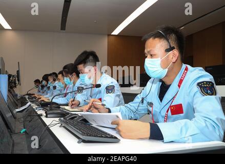 (210210) -- PEKING, 10. Februar 2021 (Xinhua) -- Technisches Personal überwacht Chinas Sonde Tianwen-1 im Beijing Aerospace Control Center in Peking, Hauptstadt von China, 10. Februar 2021. Chinas Sonde Tianwen-1 ist am Mittwoch nach einer fast siebenmonatigen Reise von der Erde erfolgreich in die Umlaufbahn um den Mars eingedrungen. (CNSA/Handout über Xinhua) Stockfoto