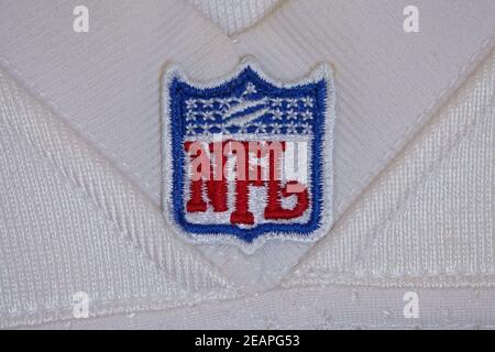 USA / 4. Jan. 2021: Auf einem offiziellen, weißen Trikot ist ein NFL-Schild mit Logo aufgenäht. Nur für redaktionelle Zwecke. Stockfoto