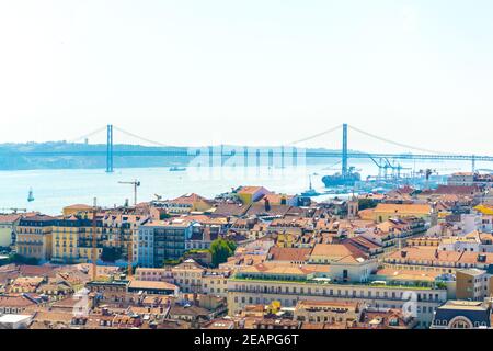 Luftaufnahme von Lissabon mit der brücke puente 25 de Abril, Portugal. Stockfoto