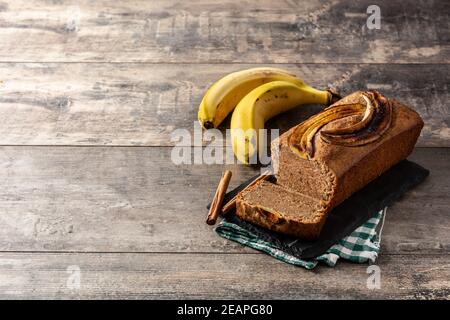 Hausgemachtes Bananenbrot auf rustikalem Holztisch. Stockfoto