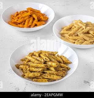 Penne Pasta mit verschiedenen Pesto-Saucen Stockfoto