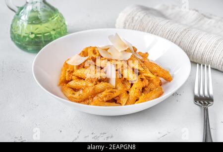 Portion Penne mit Orangenpesto-Sauce Stockfoto