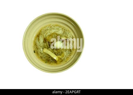 Geschmorte Fischpfote mit Vermicelli in roter Soße auf Schüssel Stockfoto