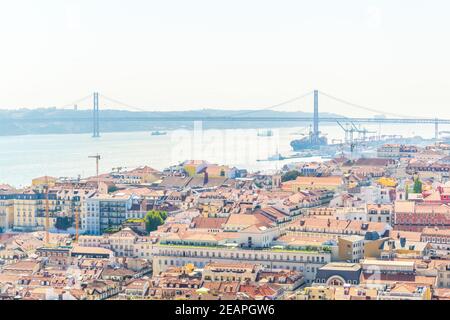 Luftaufnahme von Lissabon mit der brücke puente 25 de Abril, Portugal. Stockfoto