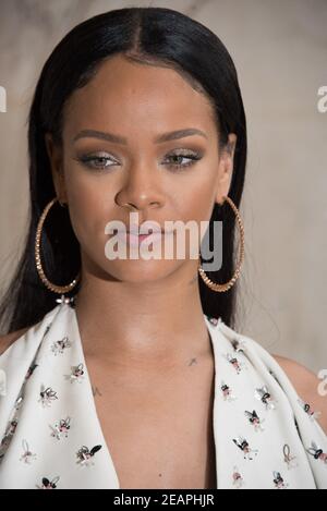 LVMH kündigt diesen Mittwoch an, der entschieden hat, im Abkommen mit Rihanna, die Tätigkeiten von der Marke Fenty bis zu einer Verbesserung in der Situation auszusetzen. "Rihanna und LVMH haben gemeinsam die Entscheidung getroffen, die RTW-Aktivität mit Sitz in Europa auszusetzen, bis bessere Bedingungen", sagte LVMH - DATEI - Rihanna nimmt an der Christian Dior Show als Teil der Paris Fashion Week Ready to Wear Frühjahr / Sommer 2017 am 30 , 2016 in Paris, Frankreich. Foto von Laurent Zabulon /ABACAPRESS.COM Stockfoto