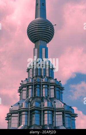 Turm 1 der Petronas Twin Towers in Kuala Lumper. Aufgenommen von der Aussichtsplattform im Turm 2. Stockfoto