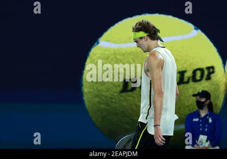 Melbourne, Australien. Februar 2021, 10th. Alexander Zverev aus Deutschland reagiert beim Männer-Einzelspiel gegen Maxime Cressy aus den Vereinigten Staaten bei den Australian Open im Melbourne Park, in Melbourne, Australien, am 10. Februar 2021. Quelle: Bai Xuefei/Xinhua/Alamy Live News Stockfoto