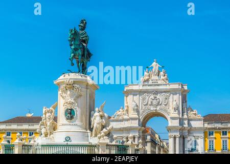 Statue von Dom Jose I in lissabon mit Arco da rua augusta, Portugal. Stockfoto