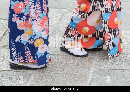 Kyoto Japan Nahaufnahme von Sandalen, die von traditionell gekleideten Frauen in Kimono getragen werden Stockfoto