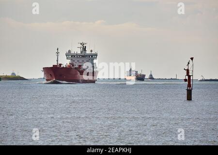 Industrieschiffe, die in der Nähe von Rotterdam segeln Stockfoto