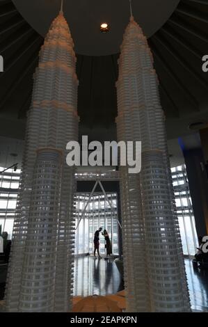 Junges Paar fotografiert auf der Aussichtsplattform des Petronas Twin Towers Stockfoto