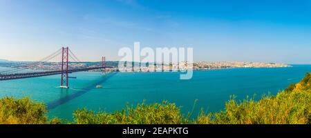 Panorama von Lissabon und puente 25 de abril Brücke, Portugal. Stockfoto