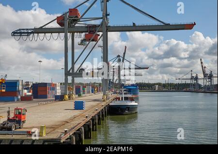 Behälter, die auf ein Schiff geladen Stockfoto