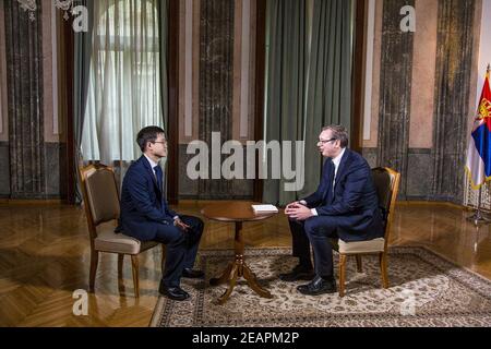 Belgrad, Serbien. Februar 2021, 8th. Der serbische Präsident Aleksandar Vucic (R) spricht in einem Interview mit Xinhua in Belgrad, Serbien, 8. Februar 2021. UM MIT "Interview: China ist ein "Freund in der Tat" für Serbien -- Serbischer Präsident" zu gehen Kredit: Wang Wei/Xinhua/Alamy Live News Stockfoto