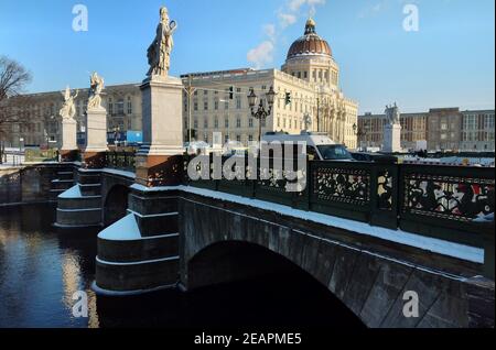 Berlin, Deutschland. Februar 2021, 10th. Bei Temperaturen um minus fünf Grad Celsiuis erstrahlt das neue Stadtpalais, das Humboldt Forum, in der Wintersonne im Bezirk Mitte. Im Hintergrund rechts das ehemalige Staatsratsgebäude der DDR, mit einem Teil eines Portals des historischen gesprengten Stadtschlosses. Im Vordergrund die Schlossbrücke. Quelle: Wolfgang Kumm/dpa/Alamy Live News Stockfoto