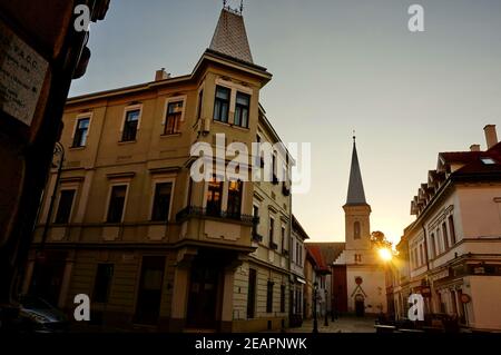 Mittelalterliche Kirche am Ende einer schönen Straße in Das historische Zentrum von Kosice in der Slowakei bei Sonnenaufgang Stockfoto