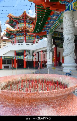 Rote Kerzen zum Anbieten im buddhistischen Tempel in Kuala Lumpur, Malaysia Stockfoto